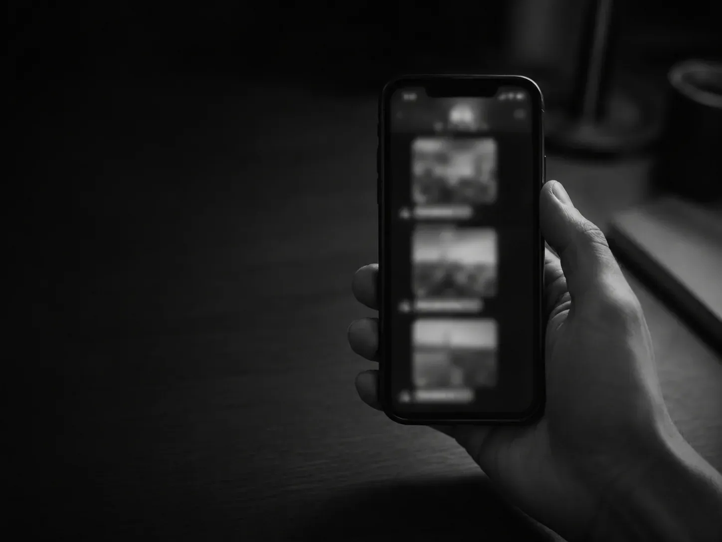 Teléfono en la mano mostrando una conversación con fotografías apiladas una tras otra
